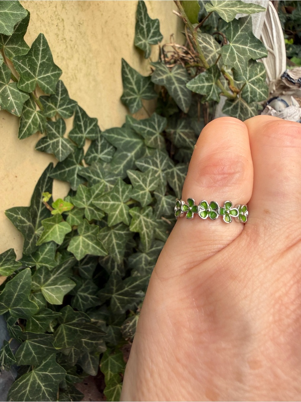 🍀 Green Clover Flower Eternity Band Ring Silver-Tone